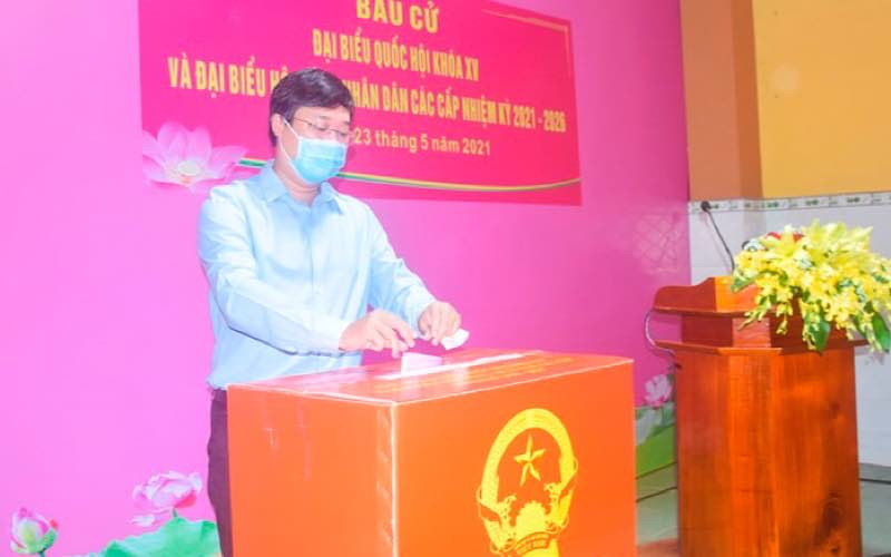 Bí thư Tỉnh ủy Đồng Tháp Lê Quốc Phong bỏ phiếu tại Khu vực bỏ phiếu số 4, khóm 4, phường 2, TP Cao Lãnh. (Ảnh: Hữu Nghĩa) Cử tri cả nước nô nức đi bầu cử, thực hiện quyền công dân thiêng liêng -0