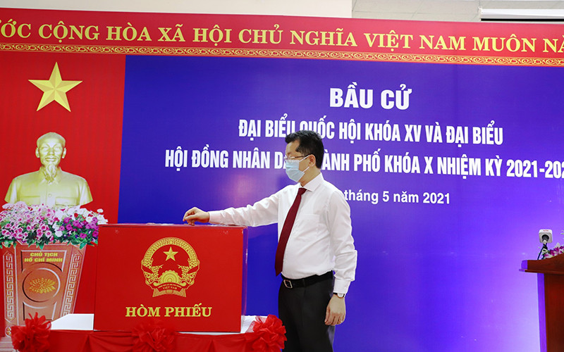 Đồng chí Nguyễn Văn Quảng, Ủy viên T.Ư Đảng, Bí thư Thành ủy Đà Nẵng bỏ phiếu thực hiện quyền công dân.