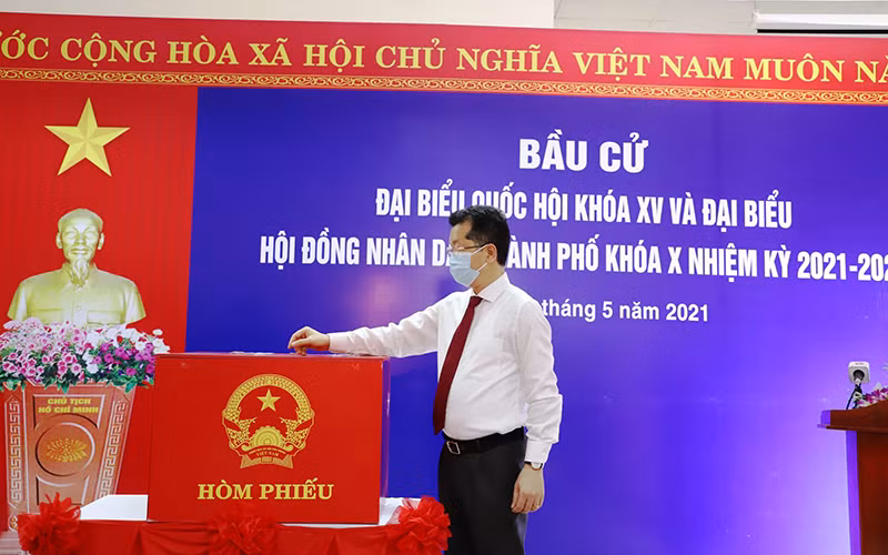 Đồng chí Nguyễn Văn Quảng, Ủy viên T.Ư Đảng, Bí thư Thành ủy Đà Nẵng bỏ phiếu thực hiện quyền công dân.