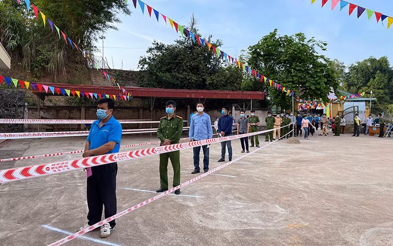 Rộn ràng ngày bầu cử nơi cực Tây biên giới -0