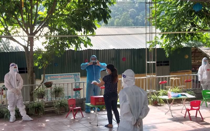 Cử tri trong khu cách ly tập trung tại xã Si Pa Phìn, huyện Nậm Pồ bỏ phiếu tại hòm phiếu phụ trong khu cách ly. Cử tri cả nước nô nức đi bầu cử, thực hiện quyền công dân thiêng liêng -0