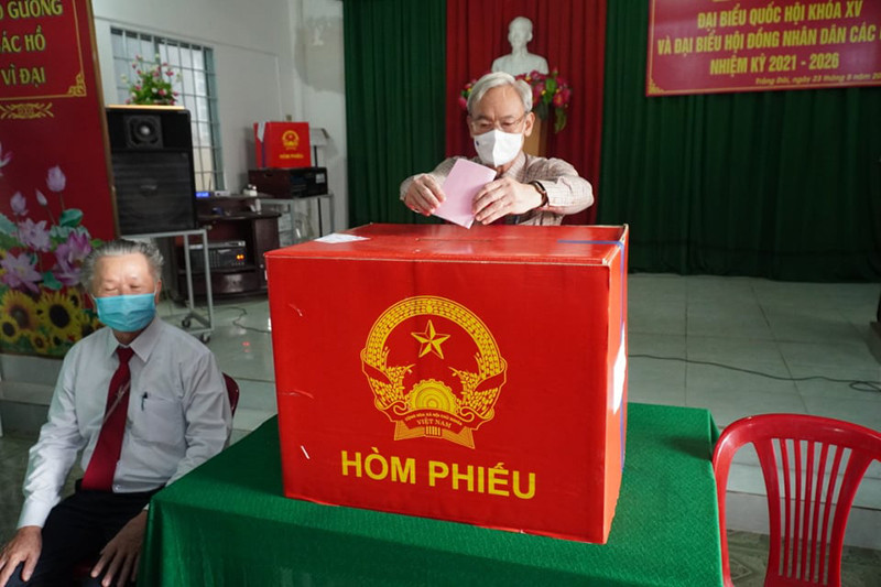 Bí thư Tỉnh ủy Đồng Nai Nguyễn Phú Cường bỏ lá phiếu đầu tiên tại điểm bỏ phiếu khu phố 1, phường Trảng Dài, TP Biên Hòa. Cử tri cả nước nô nức đi bầu cử, thực hiện quyền công dân thiêng liêng -0