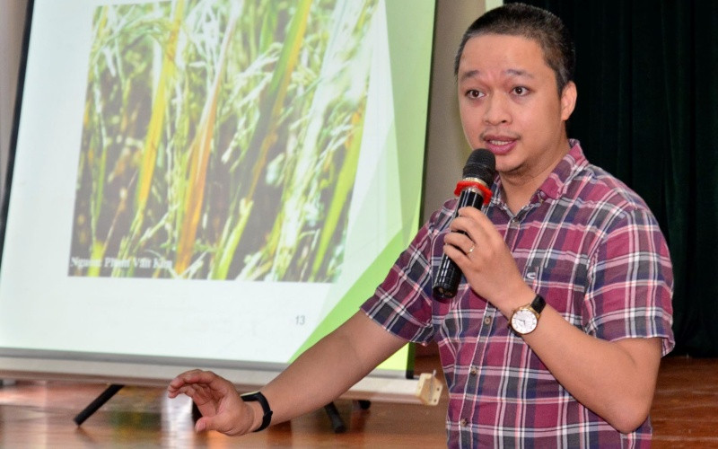 Ông Trịnh Bá Huy, Giám đốc Công ty cổ phần sinh thái Nông Việt hướng dẫn bà con xử lý rơm rạ bằng chế phẩm sinh học.
