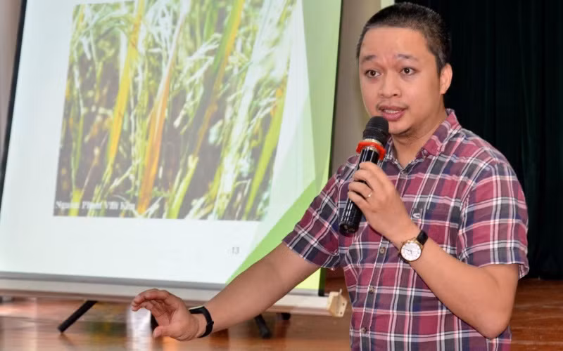Ông Trịnh Bá Huy, Giám đốc Công ty cổ phần sinh thái Nông Việt hướng dẫn bà con xử lý rơm rạ bằng chế phẩm sinh học.