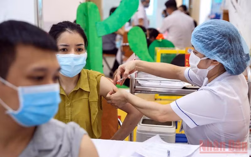 Dù cơ thể không xuất hiện các phản ứng (tác dụng phụ) sau tiêm, cơ thể vẫn sinh miễn dịch chống lại SARS-CoV-2 (Ảnh minh họa: NDĐT)