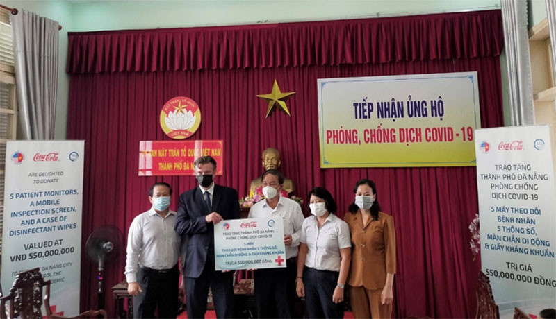 Đại diện AmCham và Coca-Cola trao tặng thiết bị, vật tư y tế cho Đà Nẵng trong dịch Covid-19. FDI từ Hoa Kỳ: Đòn bẩy giúp phát triển kinh tế, xã hội Đà Nẵng -0
