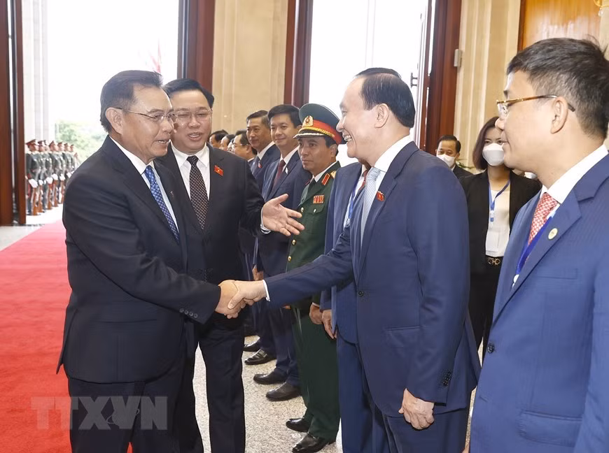 Chủ tịch Quốc hội Vương Đình Huệ hội đàm với Chủ tịch Quốc hội Lào -3