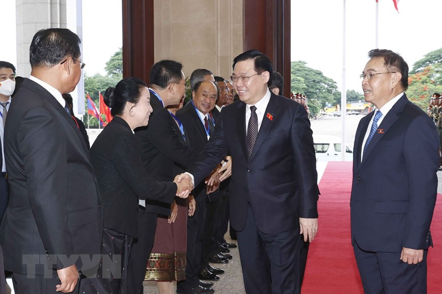 Chủ tịch Quốc hội Vương Đình Huệ với các thành viên Đoàn đại biểu Quốc hội Lào tại lễ đón. (Ảnh: Doãn Tấn/TTXVN) Chủ tịch Quốc hội Vương Đình Huệ hội đàm với Chủ tịch Quốc hội Lào -2