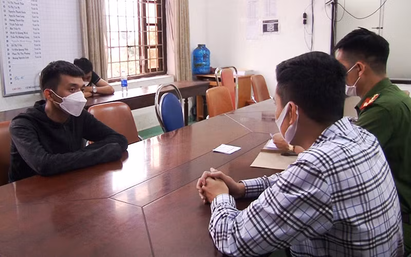 Cơ quan công an làm việc với đối tượng cho vay nặng lãi Lê Thiên Vũ. (Ảnh: Công an cung cấp)