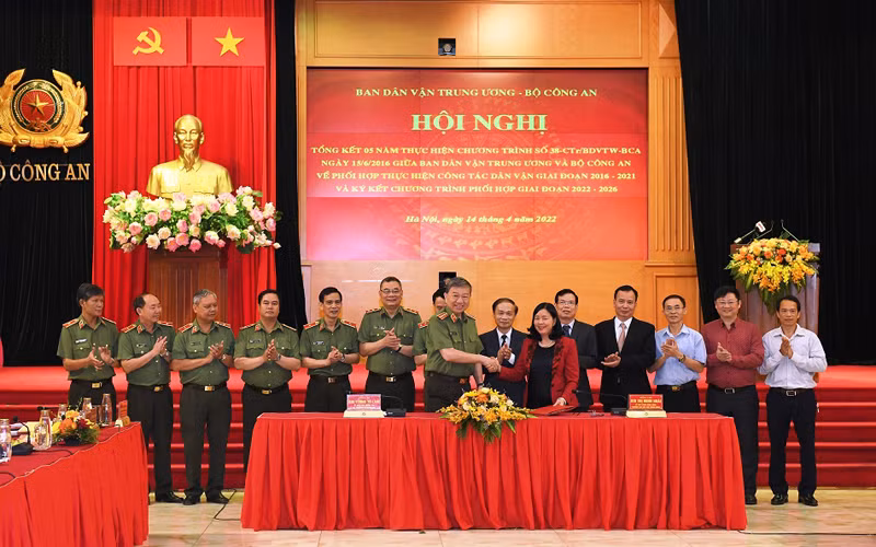 Quang cảnh lễ ký kết Chương trình phối hợp thực hiện công tác dân vận giữa Bộ Công an và Ban Dân vận Trung ương giai đoạn 2022-2026.