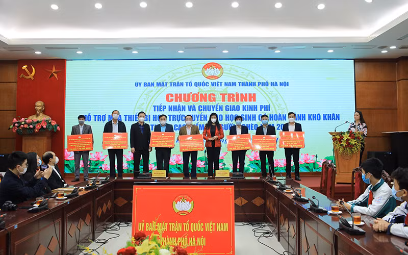 Hà Nội tiếp tục hỗ trợ học sinh khó khăn thiết bị học trực tuyến -0