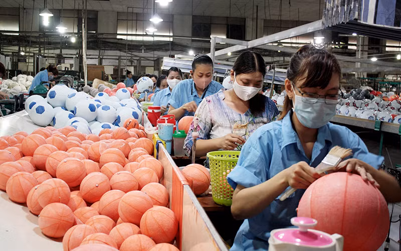 Dây chuyền sản xuất bóng thể thao của Công ty cổ phần thể thao Ngôi sao Geru (quận Tân Phú, TP Hồ Chí Minh).