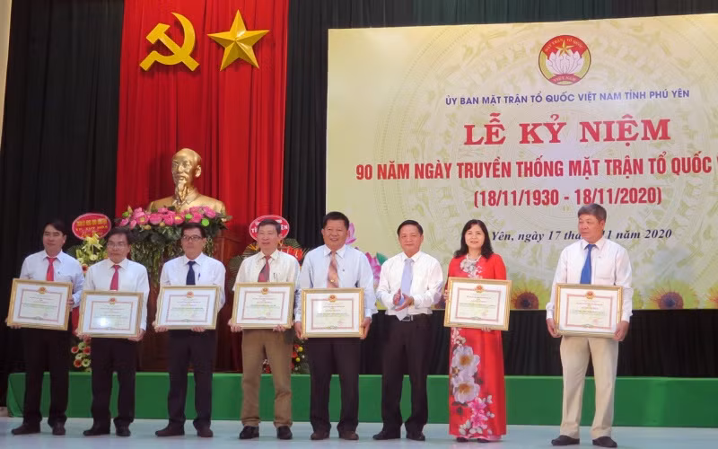 Bảy tập thể và 10 cá nhân được Chủ tịch UBND tỉnh Phú Yên tặng Bằng khen vì có thành tích xuất sắc trong các phong trào thi đua.