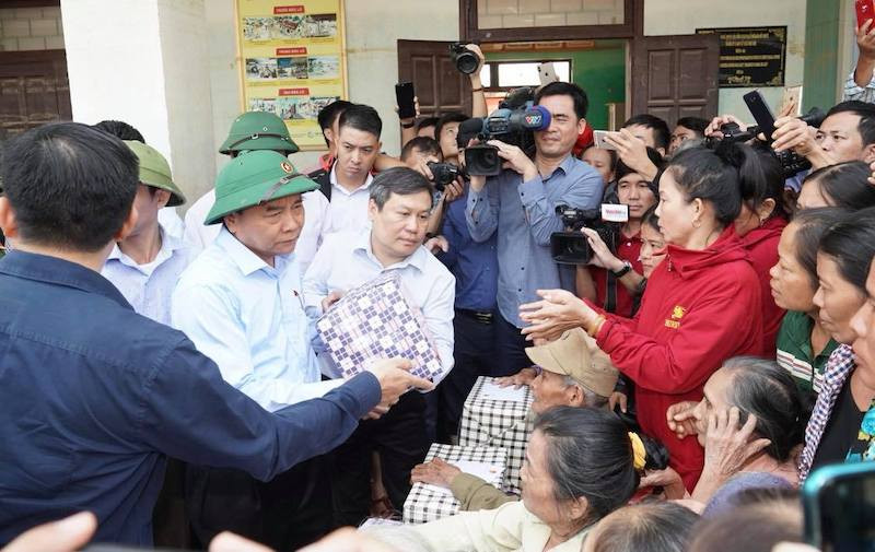Thủ tướng thăm hỏi, động viên bà con vùng lũ -0