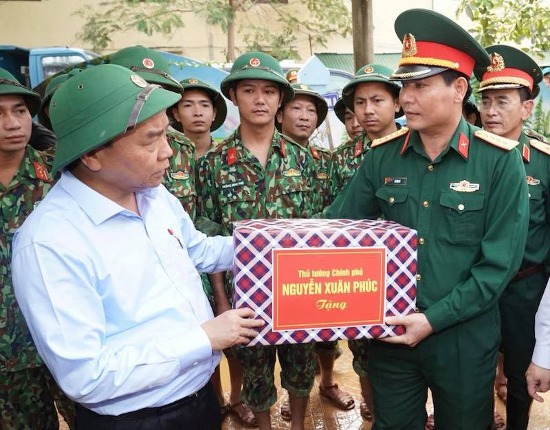 Thủ tướng thăm hỏi, động viên bà con vùng lũ -0