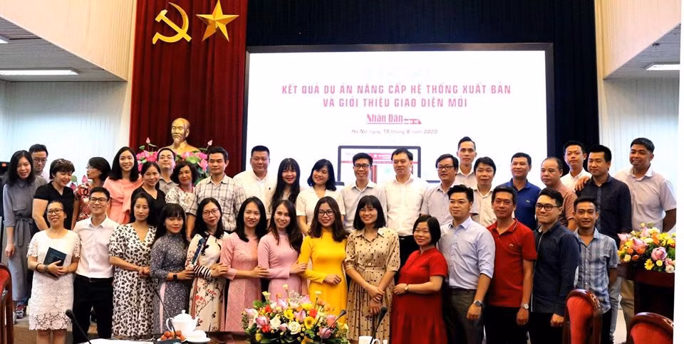 Tập thể các cán bộ, phóng viên Nhân Dân điện tử trong buổi lễ báo cáo kết quả Dự án nâng cấp hệ thống xuất bản và giới thiệu giao diện mới ngày 21-6.