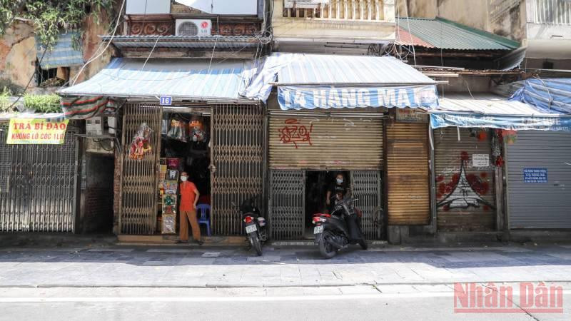 Hình ảnh chưa từng có ở phố Hàng Mã ngày Rằm tháng 7