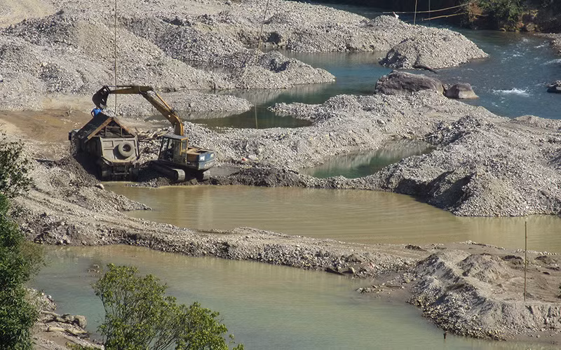 Khai thác cát giữa ban ngày tại bản Lọng Bong, xã Hua Trai.