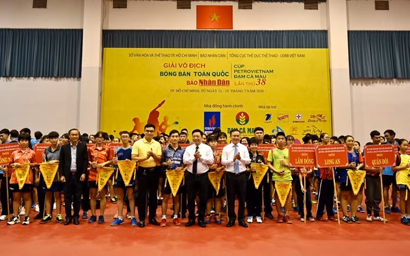 Các đồng chí lãnh đạo Báo Nhân Dân, Tổng cục Thể dục - Thể thao, Sở Văn hóa - Thể thao TP Hồ Chí Minh và nhà tài trợ trao cờ và kỷ niệm chương cho các đoàn.