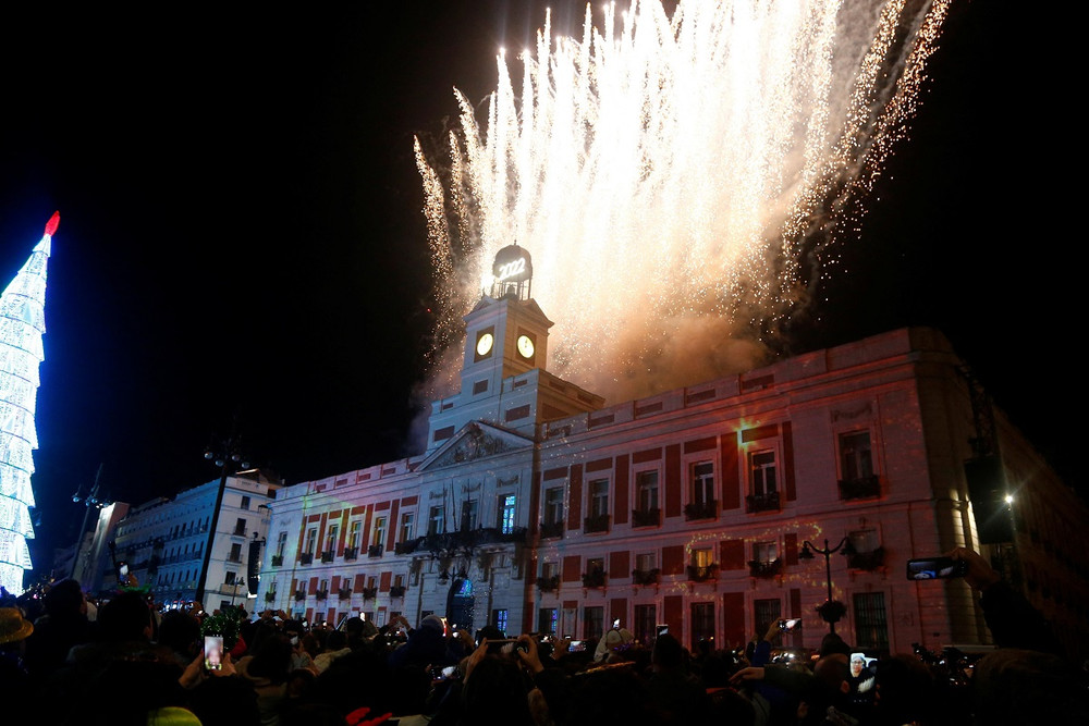 Pháo hoa rực rỡ tại quảng trường Puerta del Sol ở Madrid, Tây Ban Nha. (Ảnh: Reuters) Thế giới chào năm mới 2022 trong bối cảnh thắt chặt quy định phòng, chống dịch Covid-19 -0