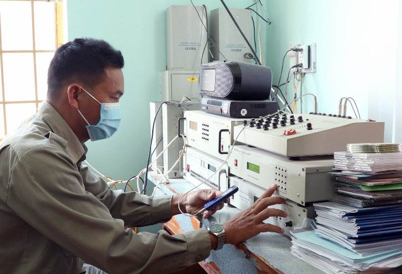 Người “gác sóng” ở trạm phát thanh trên địa bàn huyện Lâm Hà, Lâm Đồng. Tiếng loa trên miền bazan -0