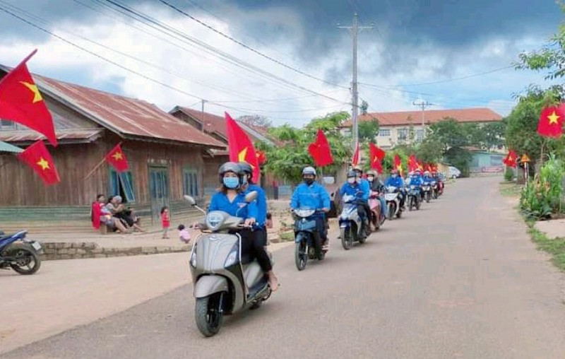 Đoàn thanh niên về những buôn làng tuyên truyền thông tin bầu cử qua loa lưu động. Tiếng loa trên miền bazan -0