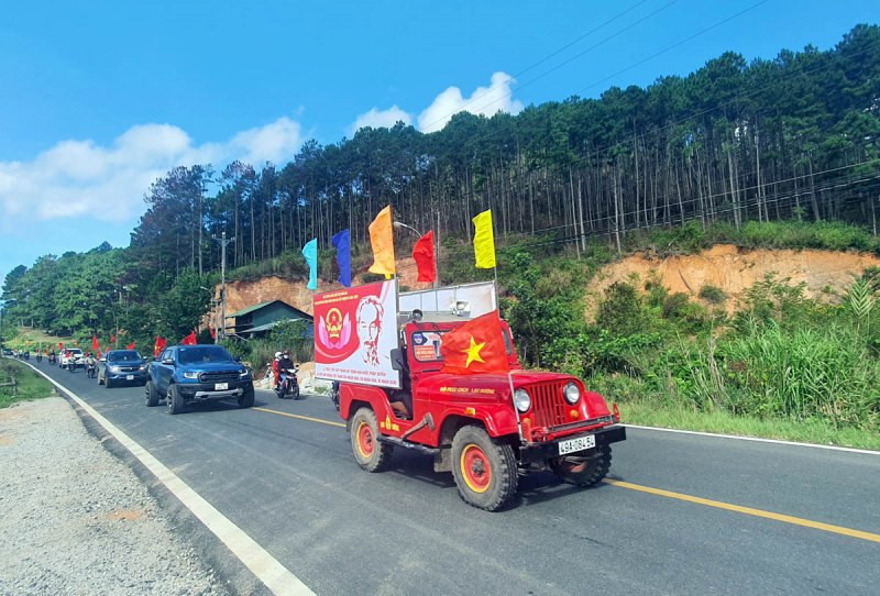 Truyền tải thông tin ngày hội bầu cử về các buôn làng tại huyện Lạc Dương, Lâm Đồng. Tiếng loa trên miền bazan -0