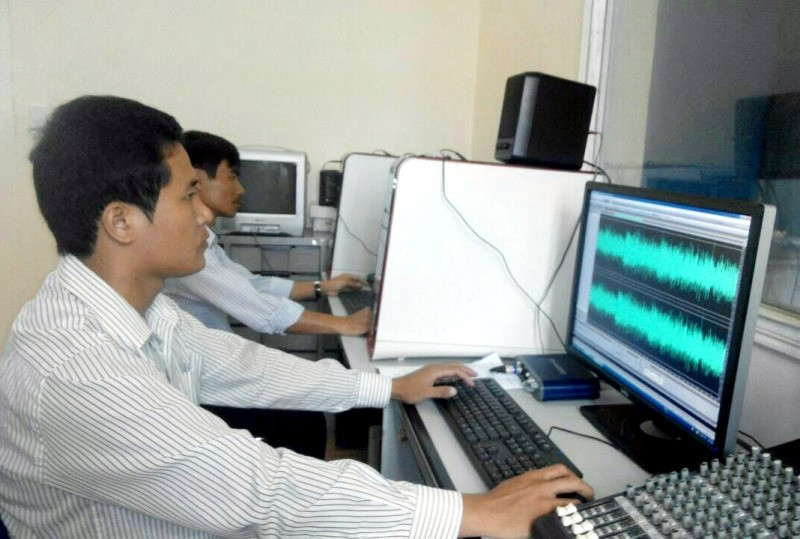 Cán bộ Đài TT-TH Đam Rông biên tập chương trình phát thanh về Ngày hội non sông. Tiếng loa trên miền bazan -0