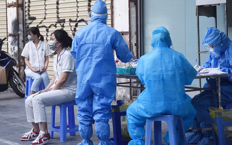 Xét nghiệm nhanh các trường hợp liên quan tại Bệnh viện Việt Đức.