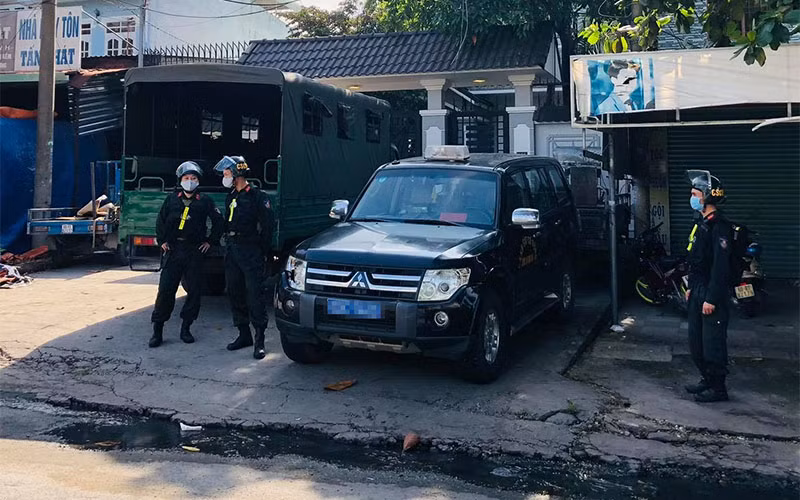 Lực lượng Công an tỉnh Đồng Nai khám xét nhà một đối tượng trong Chuyên án 920G tại TP Biên Hòa vào tháng 5/2021.