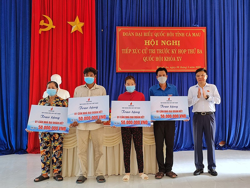 Lãnh đạo Tập đoàn Dầu khí Việt Nam trao hỗ trợ nhà và công trình “Ánh sáng đường quê” tại xã Khánh An, huyện U Minh. Cà Mau bàn giao cầu nông thôn, trao học bổng học sinh nghèo vượt khó -0