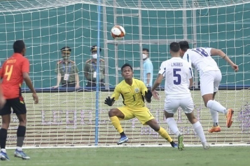 U23 Philippines (áo trắng) áp đảo hoàn toàn trước U23 Timor Leste. (Ảnh: TTXVN) U23 Philippines thắng dễ U23 Timor Leste 4-0 -0
