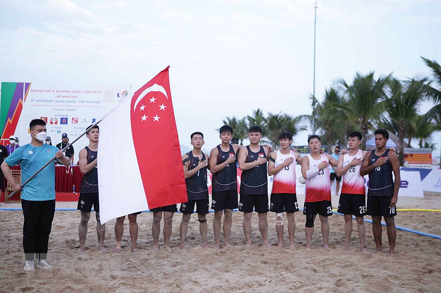 Lễ chào cờ của đội tuyển Singapore trước khi thi đấu. Bóng ném bãi biển Việt Nam thắng dễ trận mở màn -0