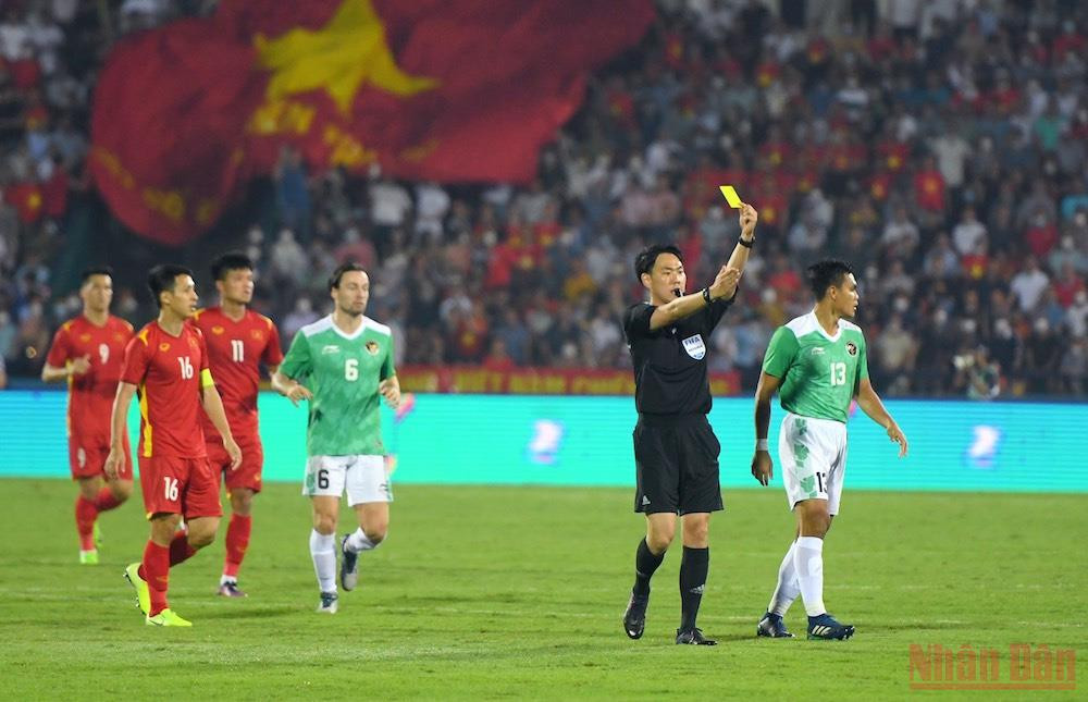 Thẻ vàng đầu tiên cho đội tuyển Việt Nam. (Ảnh: THÀNH ĐẠT) (Hiệp 1) U23 Việt Nam 0-0 U23 Indonesia: Áp lực từ những phút đầu -0