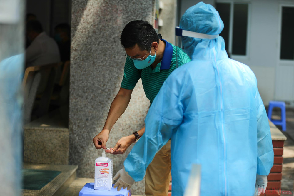 Người dân đến xét nghiệm đều phải tuân thủ việc đeo khẩu trang, đo nhiệt độ và sát khuẩn tay trước khi vào khu vực kiểm tra. 5_Ha_Noi_test_Covid_19_Da_Nang-1596112845645.jpg