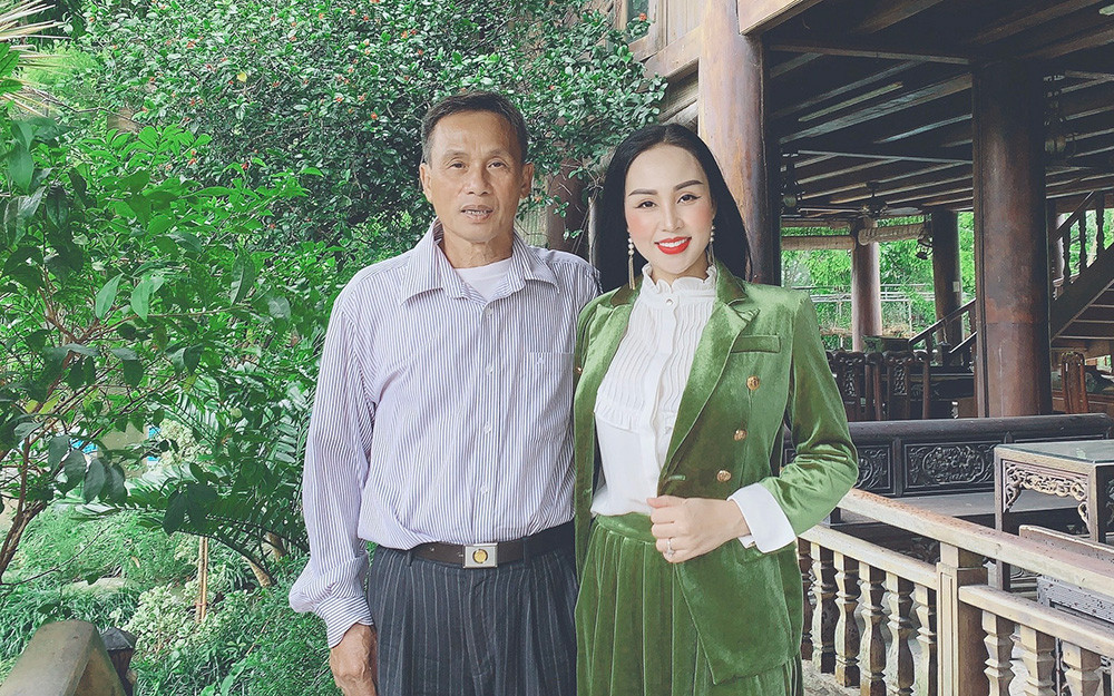 Ca sĩ Khánh Ly và cha mình. Sao Mai Khánh Ly ra mắt album mang âm hưởng dân gian -0