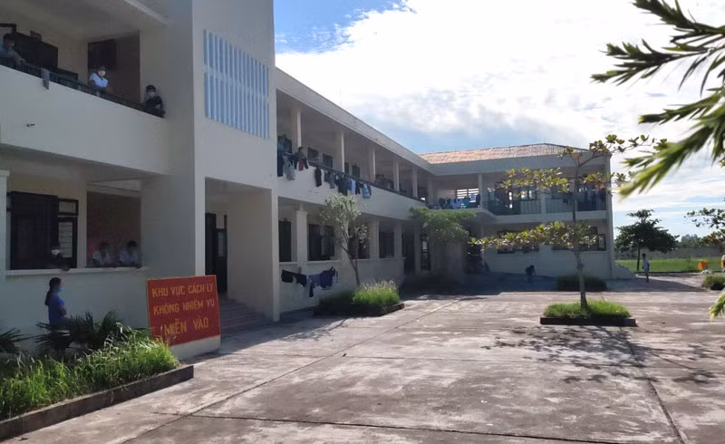 Khu cách ly tập trung tại xã Hồng Minh (Hưng Hà, tỉnh Thái Bình) đang thu dung, cách ly 16 F1 liên quan đến 2 ca F0 mới được phát hiện.