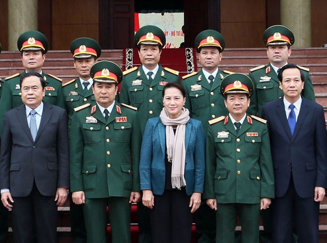 Chủ tịch QH Nguyễn Thị Kim Ngân với cán bộ, chiến sĩ Quân khu 2. Ảnh: TRỌNG ĐỨC (TTXVN)