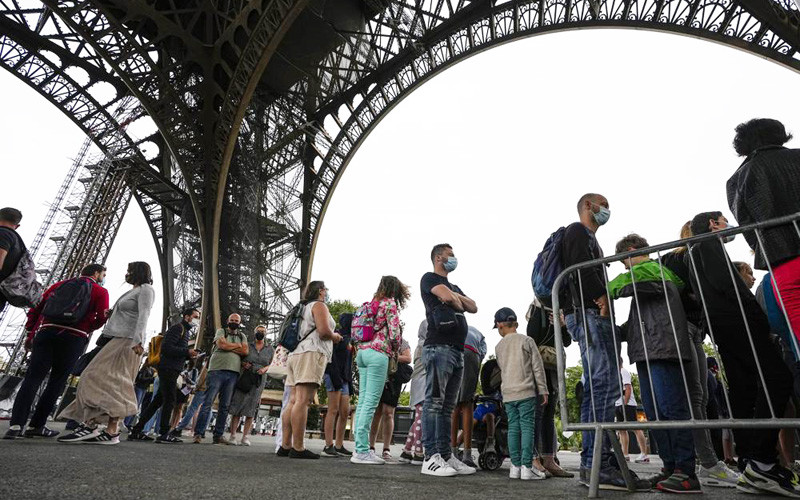 Du khách xếp hàng chờ lên đỉnh Tháp Eiffel hôm 16/7 (Ảnh: AP) Sau gần 9 tháng, du khách đã được ngắm toàn cảnh Paris từ Tháp Eiffel -0