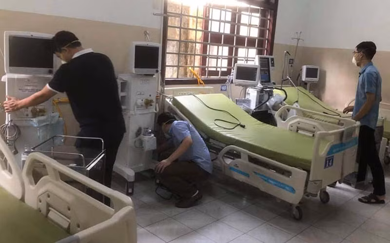 Các chuyên gia của Bệnh viện Bạch Mai hỗ trợ triển khai tạm khu hồi sức tích cực tại Bệnh viện Thống Nhất Đồng Nai. 
