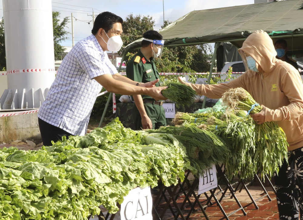 Lãnh đạo huyện Đức Huệ, tỉnh Long An chia sẻ khó khăn với nhân dân khu vực biên giới. “Phiên chợ 0 đồng” đến với nhân dân biên giới -0