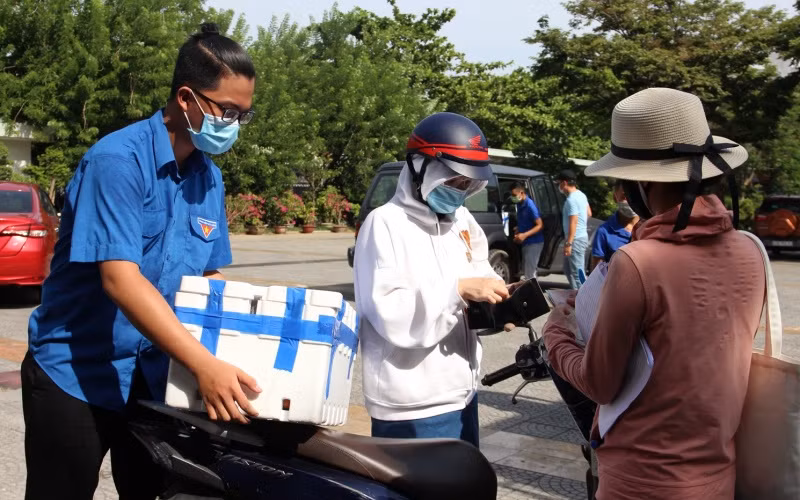 Người dân đến mua vải.