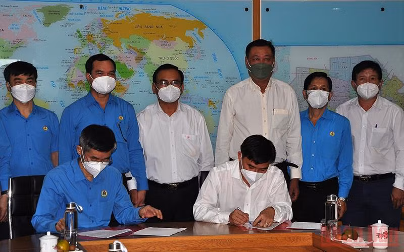 Đại diện UBND tỉnh Tiền Giang và Tổng Liên đoàn Lao động Việt Nam ký kết quy chế phối hợp.