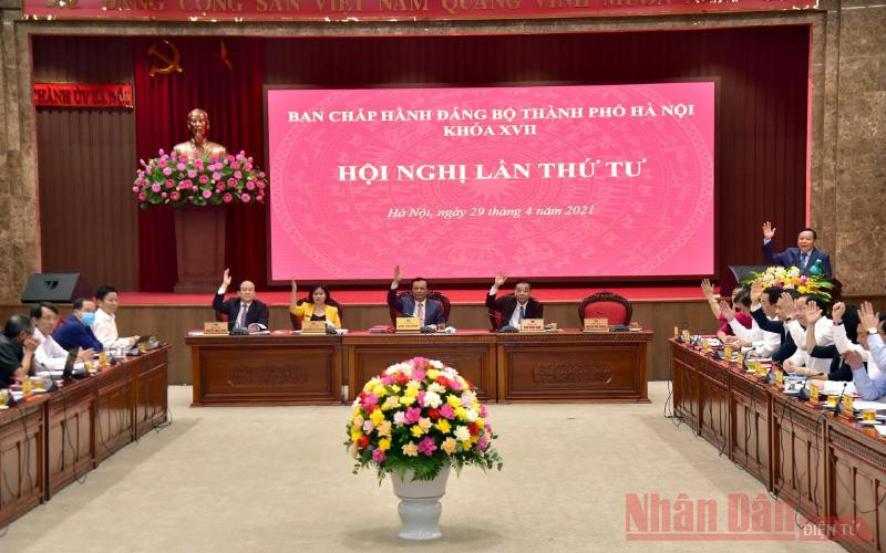 Các đại biểu biểu quyết thông qua nội dung, chương trình hội nghị. Ảnh: DUY LINH. Nêu cao tinh thần gương mẫu của người đứng đầu, sớm đưa Nghị quyết vào cuộc sống -0