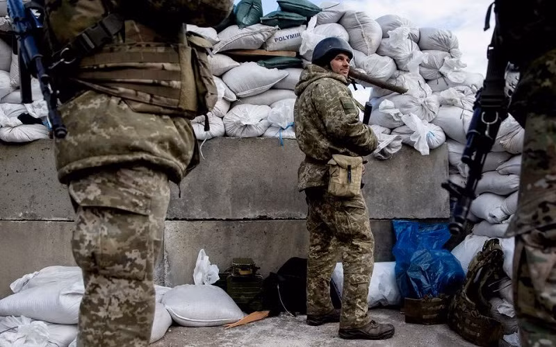 Binh sĩ Ukraine tại 1 trạm kiểm soát ở thành phố Zhytomyr, Ukraine, ngày 27/2/2022. Ảnh: REUTERS