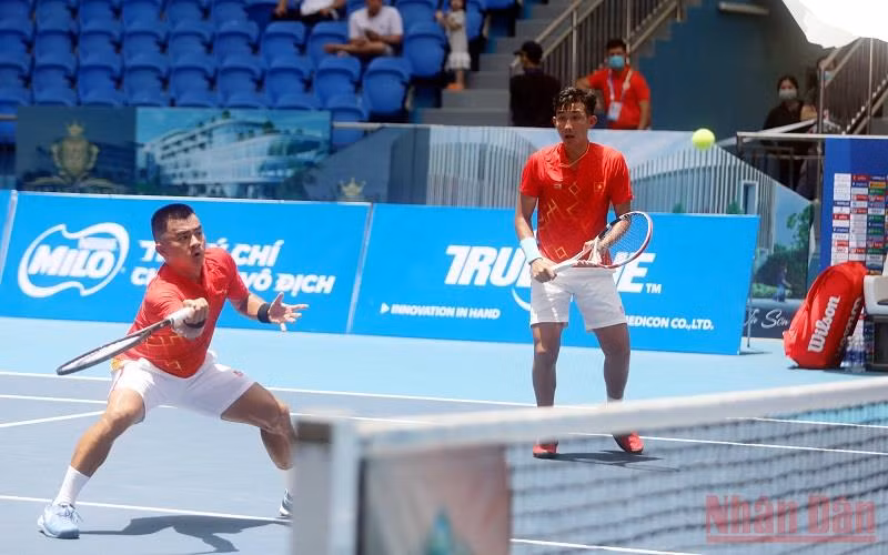 Hai tay vợt Lê Quốc Khánh và Nguyễn Văn Phương của Việt Nam trong trận đấu đôi nam.