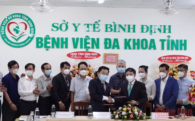 Bệnh viện Đại học Y Hà Nội và Bệnh viện Đa khoa tỉnh Bình Định ký kết biên bản hợp trong khám, chữa bệnh.