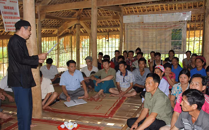 Nghệ nhân Ma Thanh Sợi (người đứng) trò chuyện với bà con về văn hóa dân gian. Ảnh: NGỌC THANH