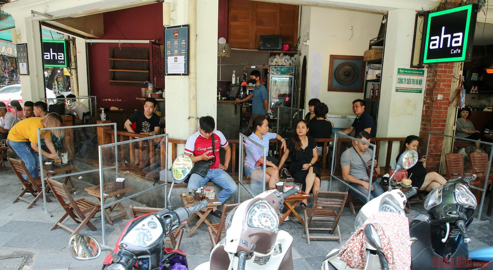 Những hàng quán đầu tiên rục rịch dựng rào chắn, vách ngăn, giãn cách chỗ ngồi đúng tiêu chuẩn. Hàng quán Hà Nội dựng vách ngăn phòng Covid-19 -0