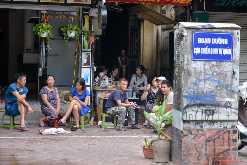 Trước đó, theo chỉ đạo của TP Hà Nội, Từ 0 giờ ngày 1-8, tất cả quán bar, karaoke trên địa bàn TP Hà Nội đều phải dừng hoạt động; các nhà hàng, siêu thị thực hiện giãn cách. Các quận, huyện nhắc nhở dừng hoạt động quán vỉa hè, trà đá… Tuy nhiên, ghi nhận của PV vẫn có những hàng trà đá vỉa hè ngang nhiên hoạt động. Hàng quán Hà Nội dựng vách ngăn phòng Covid-19 -0